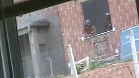 L'uomo ha sparato a  ...