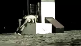 L'uomo avvitando il  ...