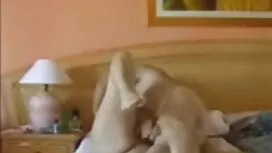 L'uomo lecca l'ano d ...