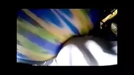 Un uomo adulto avvit ...