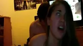 Un uomo adulto avvit ...