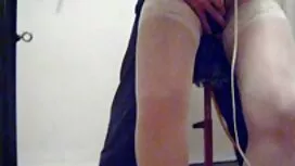 Giovane uomo pieno d ...