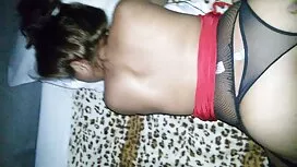 Un bruna giovane suc ...