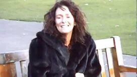 Il ragazzo dà una ra ...