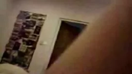 Con le mani sostiene ...