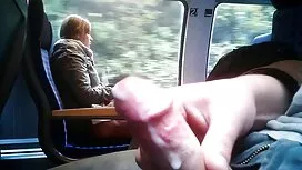 Un uomo carino avvit ...