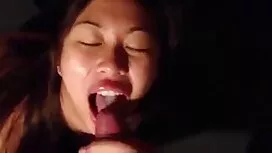 Uomo incollando la t ...