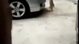 Giovane ragazza succ ...