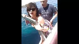 L'uomo avvitando il  ...