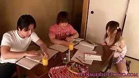 Un marrone haired ra ...